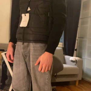 Moncler cardigan - Säljer min moncler caridgan i storlek medium, är just precis för liten för mig jag är 186 cm därför säljer jag den. Den är i ny skick använd max 1 gång  (kvitto finns skriv gärna vid frågor