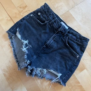 Zara shorts  - Jättefina svarta shorts från zara storlek 36!