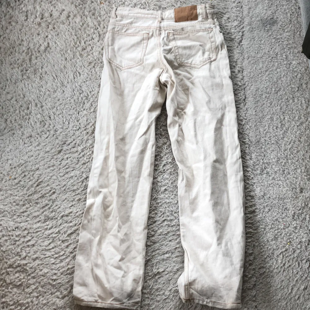 Jättefina vita byxor! De är Wide och är strl 35/xs!  Super skick!❤️. Jeans & Byxor.