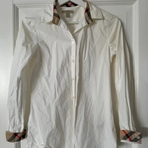 Skjorta  - Snygg burberry skjorta i storlek XS!🥰