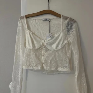 Vit spetstopp  - Mycket bra skick, prövad men aldrig använd. Storlek 40 men passar även 38. Jag har vanligtvis storlek 38!