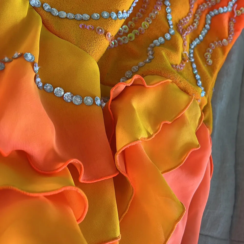 Superfin konståknings klänning som har Mads glittriga och fina detaljer!🧡🧡🧡. Klänningar.