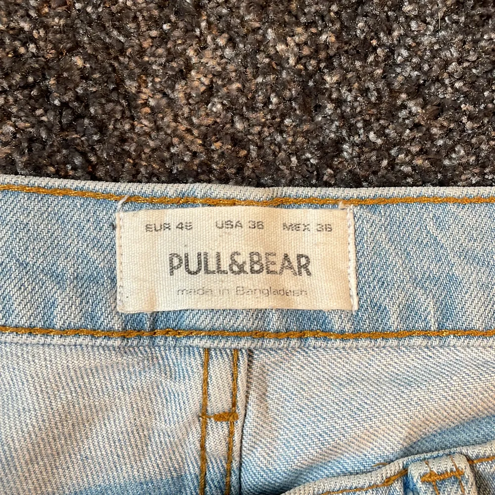 Jeans i toppskick som är för stora för mig.  Storlek: EU 48. Jeans & Byxor.