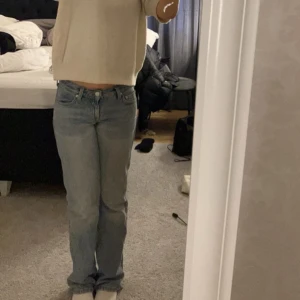 Weekday jeans  - Säljer nu ett par jeans från weekday i storlek 25/32 som sitter bra på mig som är 163, säljer pågrund av att de inte används längre, de är bra skick på de💕
