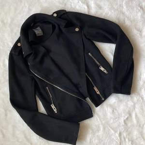 Sommarjacka - En jättefin vår/sommarjacka i sammet ifrån Primark i storlek Xxs, välanvänd.
