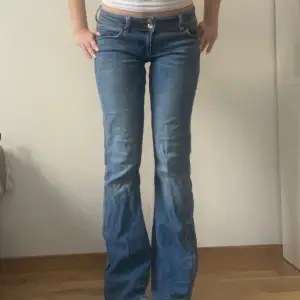 Lågmidjade jeans från gina tricot young💗passar mig som brukar ha storlek 32/34 i jeans. Jag är 165 och längden är perfekt på mig, dom har lite slitningar där nere men det syns knappt (se bild 3) annars är jeansen i bra skick💗