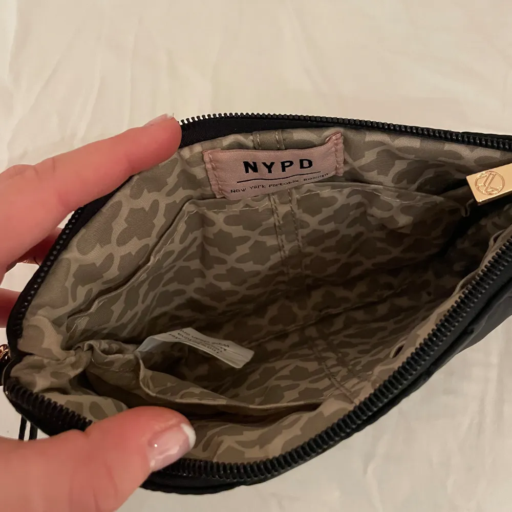 Säljer denna super fina väska som kan användas som exempelvis bal-väska eller bara till stan🙏🏻 är aldrig använd❤️. Väskor.