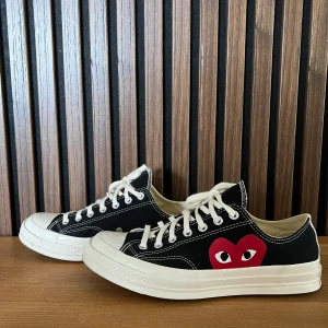 Cdg x converse sneakers - Säljer nu mina knappt använda CDG X Converse sneakers. Storlek 44. Köpta på NK för 1799kr.  Bara att höra av sig vid minsta lilla fundering. Inget tecken på användning. 