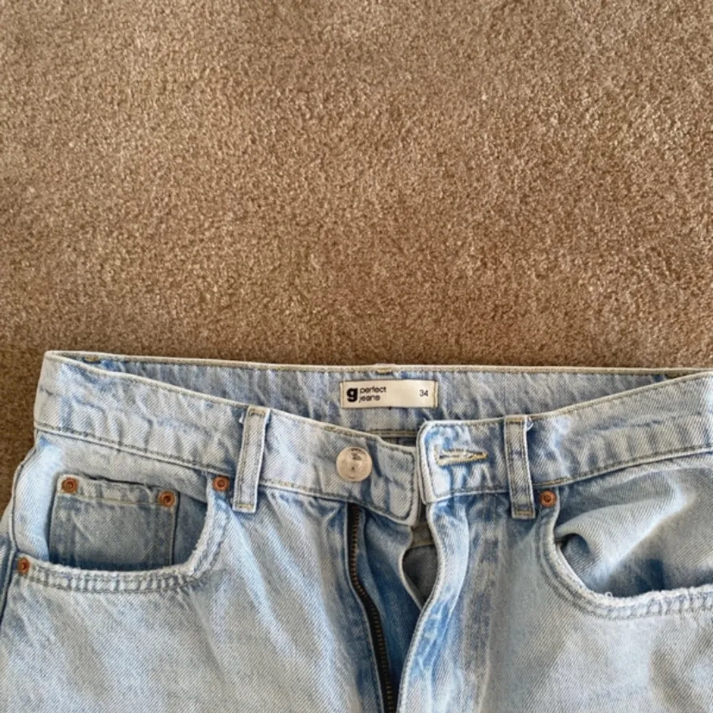Jättefina jeans med slits nere vid benen! 💗. Jeans & Byxor.