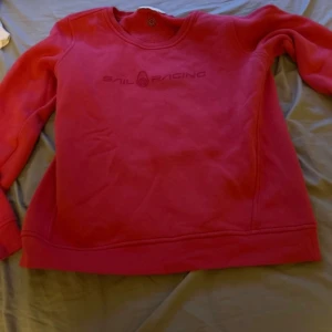 Sail racing tjocktröja  - Mörk Rosa sail racing tjock tröja, Väldigt bra skick, normal i storleken