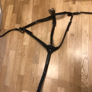 Svart martingal brösta💓 - Brösta med avtagbar och ställbar martingal. Mjukt foder.💗Frakt tillkommer. 