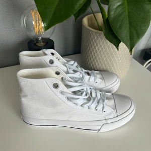 Skor - Säljer ett par skor ifrån Jack & Jones denim💓de är helt oanvända och är endast testade💓kom privat för fler bilder eller om du har några frågor💓priset kan diskuteras💓storlek 41 men passar mig som har vanligtvis 40💓