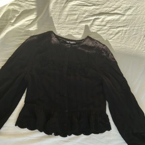 Blus från zara! - De 3 första bilderna är inte mina! Min blus är inte strykt så därav andras bilder. Säljer iaf denna fina  blus från zara då den har blivit för liten. På sista bilden ser du även en bild på en knapp som gått av, men inget märkbart❤️pris kan diskuteras!