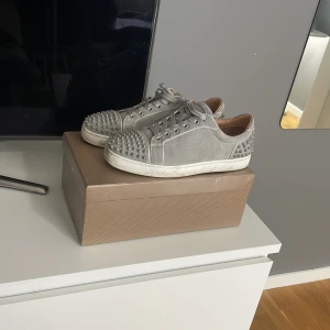 Christian loubitin  - Använda men i Fint skick. Kan skicka bilder på allt som följs med i dm. Alla spikar är kvar Pris kan diskuteras vid snabb affär 🙌🔥🤩