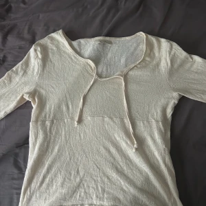 Tröja - Vanilj färgad tröja med med coola mönster. I storlek s.