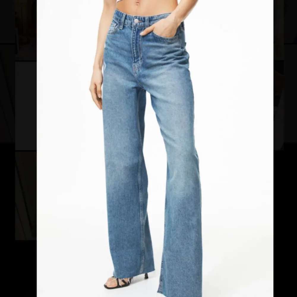 Säljer dessa blåa jeans som är i fint skick i storlek 38. De är köpta på H&M och är i en high waist modell men skulle mer säga att de är mid waist.. Jeans & Byxor.