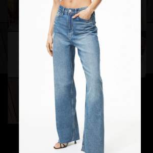 Säljer dessa blåa jeans som är i fint skick i storlek 38. De är köpta på H&M och är i en high waist modell men skulle mer säga att de är mid waist.