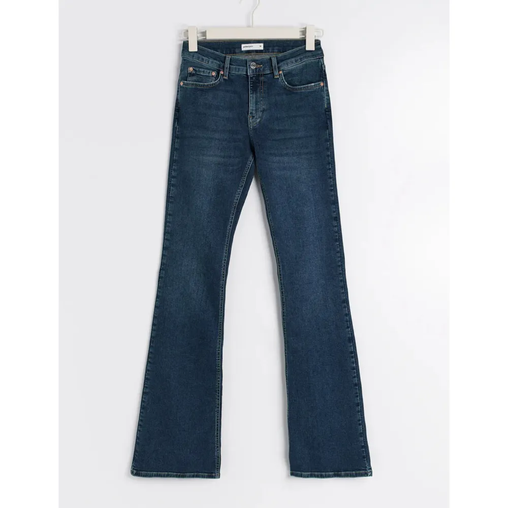 ett par skit snygga jeans men för små för mig. är i strlk 32 och aldrig används💞 köpta för 499 men sälj nu för 300. skriv gärna vid intresse eller om ni har några frågor💞. Jeans & Byxor.