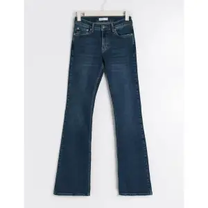 ett par skit snygga jeans men för små för mig. är i strlk 32 och aldrig används💞 köpta för 499 men sälj nu för 300. skriv gärna vid intresse eller om ni har några frågor💞