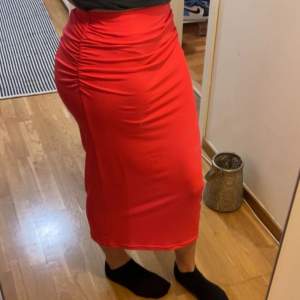 Jättesöt kjol från h&m , aldrig använd . Koral/neon färg , sjukt fin när man har en fin solbränna 