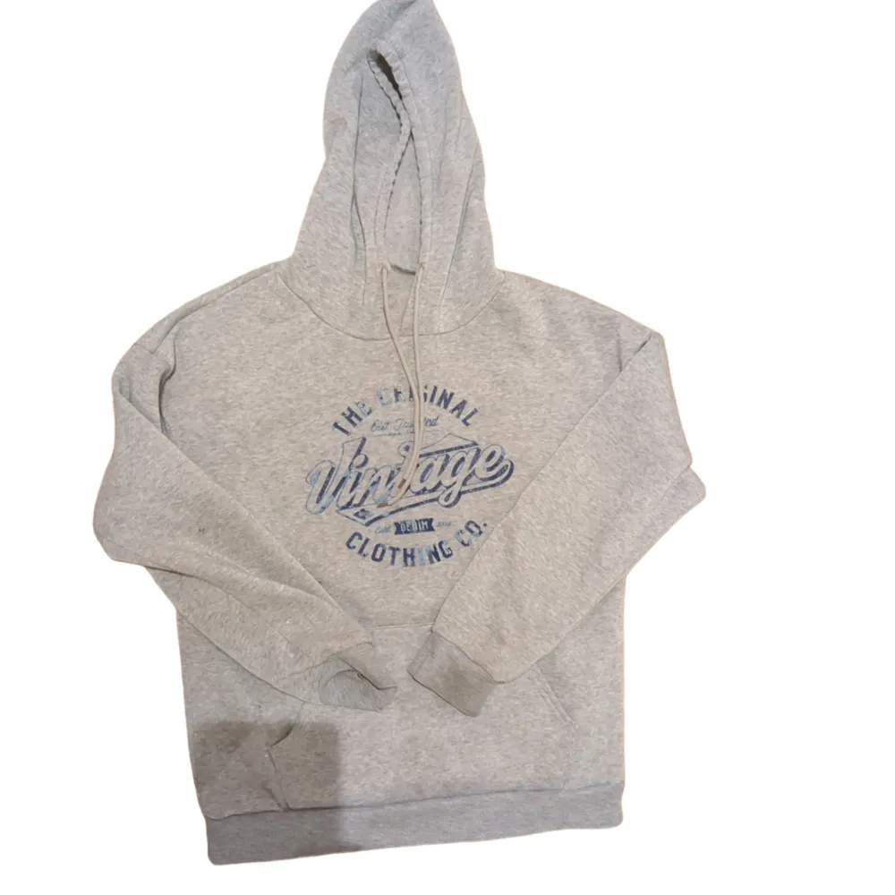 Säljer denna sköna hoodien ifrån shein. Är nopprig och i använt skick. Original pris är 129 kr. Hoodies.