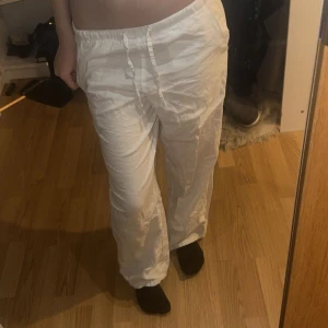 Linnebyxor  - Hej🩷 jag säljer ett par linnes byxor från Gina tricot för 180kr!!! I barn storlek 146/158