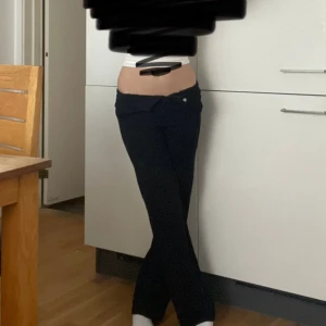 Kostymbyxor - Svarta kostymbyxor med raka ben, som jag har vikt över vilket blev jättesnyggt om man vill ha de lågmidjat (eller utan)! 💕 Dom är i storlek 158, och jag är 165. Har använts ett fåtal gånger. Pris kan diskuteras vid snabbköp Tryck gärna på ”köp nu”!💗
