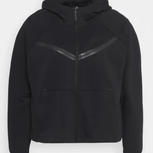 Nike tech fleece xs - Helt set! - Superfint skick! Nike tech NSW i storlek xs. Både jacka och byxor.