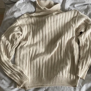 Stickad tröja  - Jättemysig tröja i mycket bra kvalité. 