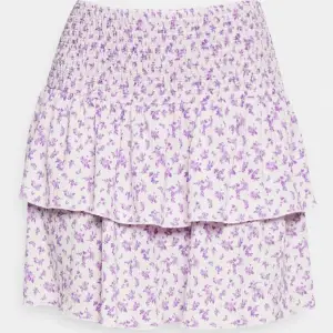 Säljer min lila blommiga gina tricot kjol för 200kr då den endast är använd 1-2 gånger och är i väldigt bra skick. Jättefin till sommaren men säljer då den inte används. Det är bara att skriva för fler bilder.