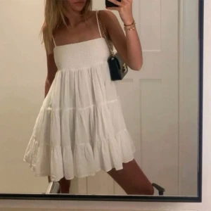 Zara klänning  - Säljer denna klänningen från zara❤️ ej använd! Perfekt till studentklänning 🥳