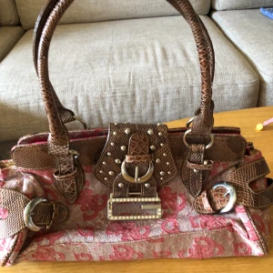 Handväska  - Väska köpt på loppis, väldigt rymlig