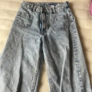 Säljer dessa fina vintage jeans ifrån H&M då de inte är min stil längre. Bredd rakt över 34cm, linnerbenslängd 78cm. Inga fläckar och inga hål, köpte för lite mer än ett halvår sedan. Jag är ca 173cm🤭