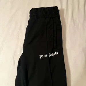 Palm angels byxor  - Storlek L passar mig som är 183 Allt og finns kvitto osv  Dem är i jätte bra skick 9/10