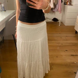 Långkjol💘 - Jättefin långtjol perfekt till sommaren, säljer för att jag har en till liknande! Jättebra skick och passar perfekt för mig som är 160💗