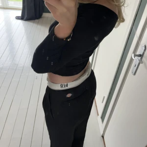 Dickies dam kostymbyxor  - Säljer det populära dickies byxorna då dem inte kommer till användning💗har storlek 36 och passar mig😊