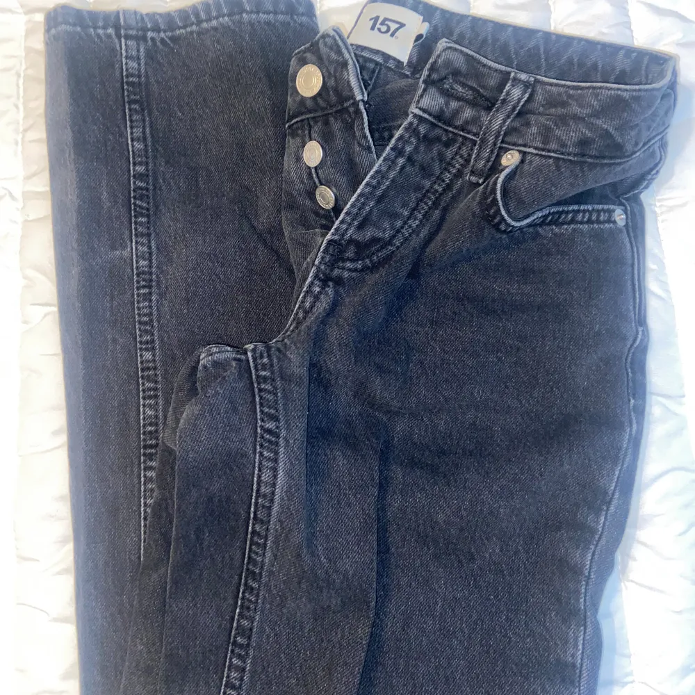Är i storlek Xxs passar nog en xs som är lite kort i sin längd, inga stora märkbara märken på byxorna . Jeans & Byxor.