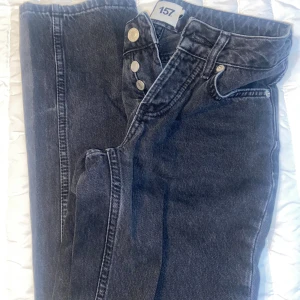 Straight leg jeans  - Är i storlek Xxs passar nog en xs som är lite kort i sin längd, inga stora märkbara märken på byxorna 