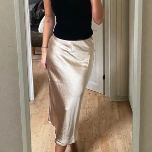 Satinkjol  - Jag säljer min fina satinkjol från Vila pågrund av att den aldrig kommer till användning. Endast använd vid ett tillfälle. Funkar både som hög- och lågmidjad då det är resor i midjan. Nypris 399kr. 🤍