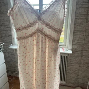 Klänning - Sommar klänning, använd 1 gång på midsommar. 💗 Storlek S 
