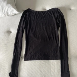 Tröja med öppen rygg - Tröja från ginas soft touch kollektion, aldrig använd