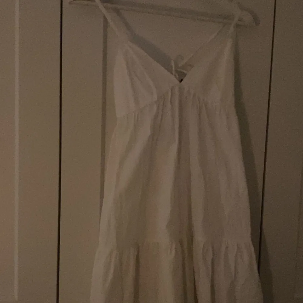 Säljer den här fina klänningen från BikBok som ej finns kvar att köpa. Den är använd två gånger så den är som ny!💞. Klänningar.