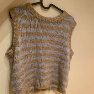 Stickad väst  - 💛Stickad väst köpt på second hand  💛Färgen är beige och blå 💛Passar perfekt till sommaren men säljer pga den är för liten för mig!  
