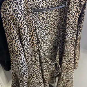 Leopard klänning som inte kommer till användning! Man knyter ihop klänningen som inte framkommer så bra på bild, volanger nertill och på ärmarna 💕💕 är 1,67 och den passar perfekt i längden. Skriv privat för fler bilder eller frågor 💕🙌🏽