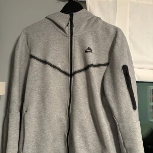 Nike tech fleece grey - Säljer min fina nike tech fleece som är använd Max 3 gånger, den är extremt skön och väldigt stilren! Passar till mycket och den är perfekt nu till sommaren, speciellt på kvällarna när det blir lite svalare ute. Kom gärna med prisförslag!
