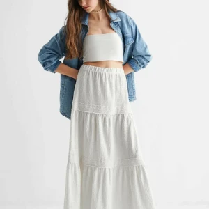 Vit långkjol  - Vit långkjol från mango i storlek 158/164 men passar mig som brukar ha xs-m. Jag är cirka 162cm och den passar jätte bra i längden för mig💘