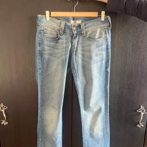 FORNARINA jeans i ljusare nyans av blå, låg midja med inga defekter. Vid ytterligare frågor är det enbart att skriva ✍️  Midjemått:41cm Ytterbensmått:102cm Innerbensmått:82cm