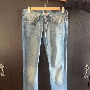 FORNARINA JEANS ✨ - FORNARINA jeans i ljusare nyans av blå, låg midja med inga defekter. Vid ytterligare frågor är det enbart att skriva ✍️  Midjemått:41cm Ytterbensmått:102cm Innerbensmått:82cm
