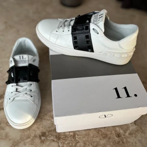 Valentino Garavani Rockstud Untitled - Valentino Garavani Rockstud Untitled i storlek 38 sparsamt använda  Saknas en nit uppe på höger sko 