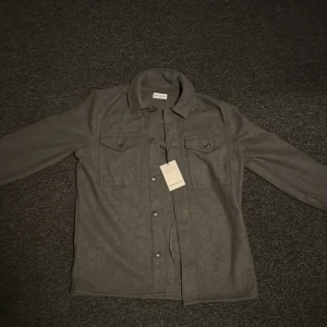Overshirt These glory days - Säljer pga fick i present men den var för liten samt att de ej gick att lämna tbk. Aldrig använd kvitto finns